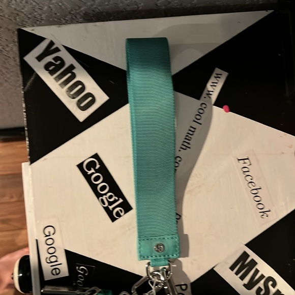 NWT teal dual pouch wristlet lululemon - Picture 4 of 5